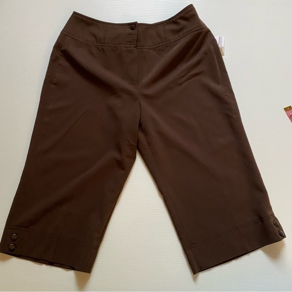 Dressbarn size 4 Brown Capris‎